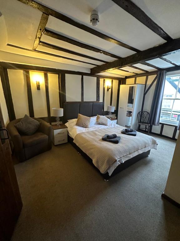 Double Room with extra-large bed, exposed beams and armchair