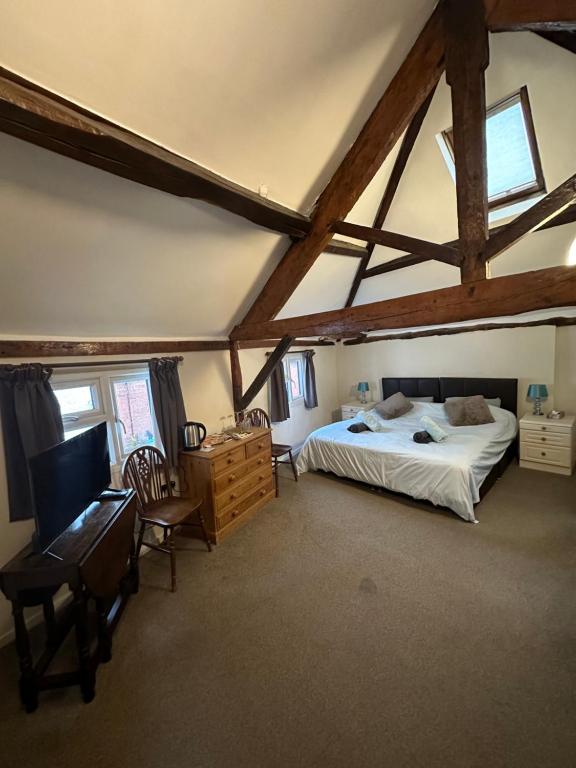Spacious attic Deluxe Double or Twin Room with exposed beams and skylight