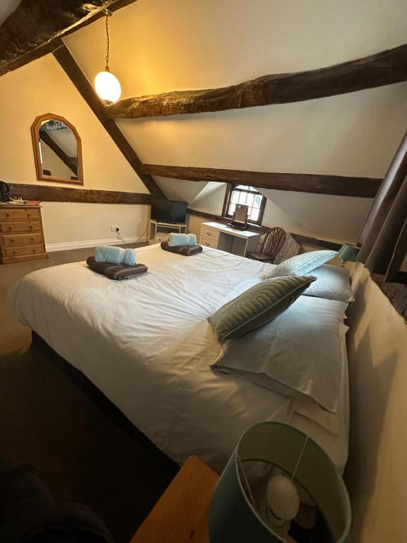 Deluxe Double Room with twin bedside lamps and dressing area