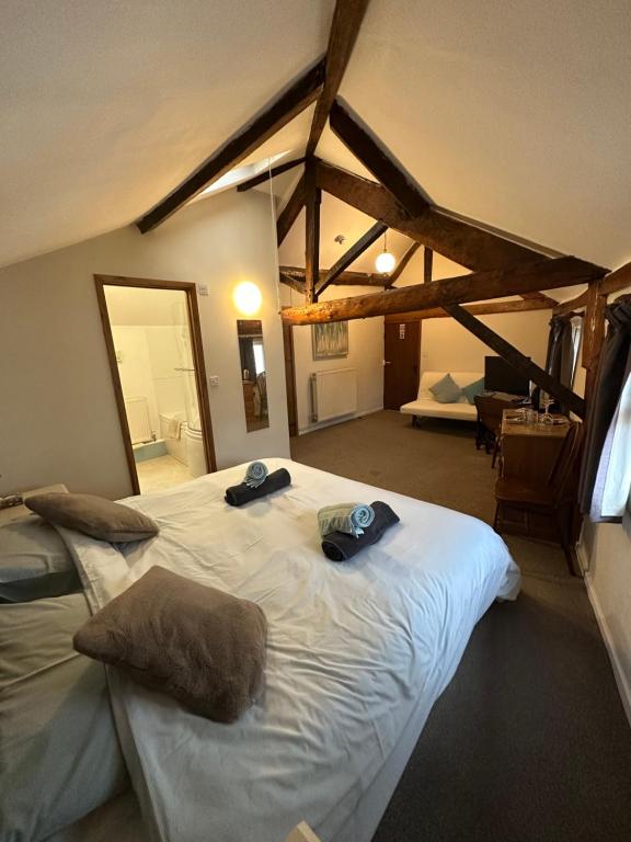Deluxe Double or Twin Room with sitting area and dressing table