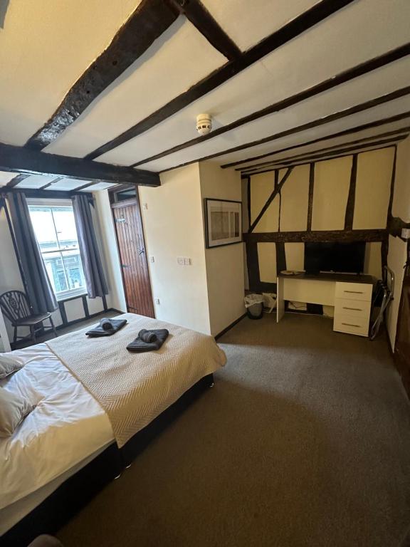 Double Room with TV, desk and exposed timber framing