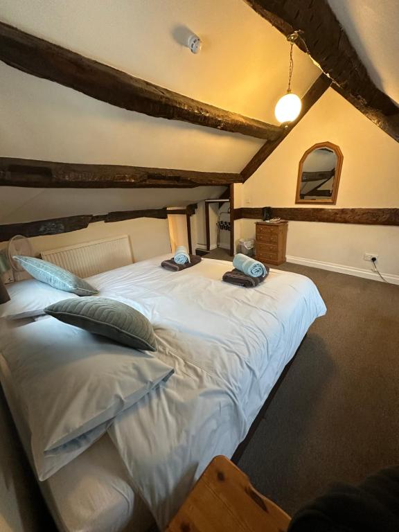 Deluxe Double Room showing mirror, dresser and pendant lighting